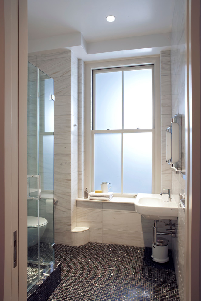 Foto de cuarto de baño contemporáneo con lavabo suspendido, ducha empotrada y suelo con mosaicos de baldosas