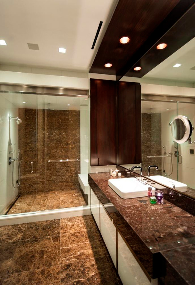 Foto på ett stort vintage en-suite badrum, med släta luckor, vita skåp, en dusch i en alkov, en toalettstol med separat cisternkåpa, brun kakel, stenkakel, vita väggar, marmorgolv, ett fristående handfat och granitbänkskiva