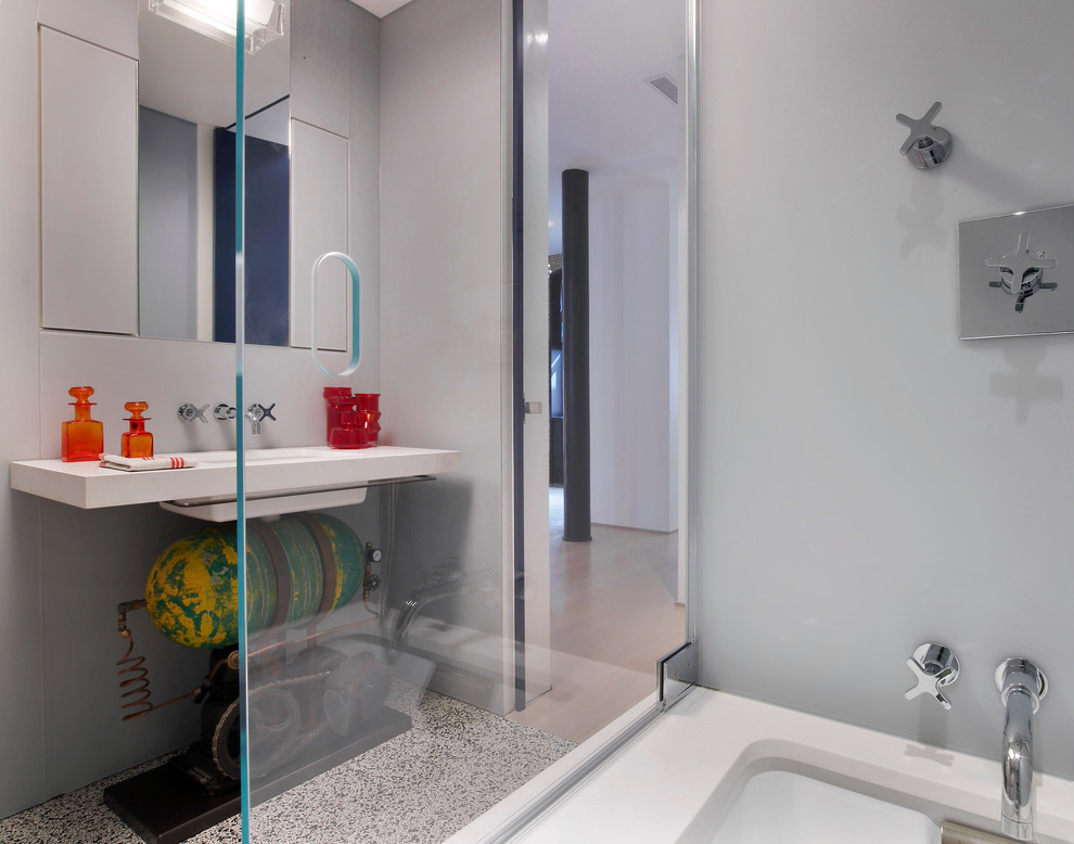 На фото: ванная комната в современном стиле с подвесной раковиной с