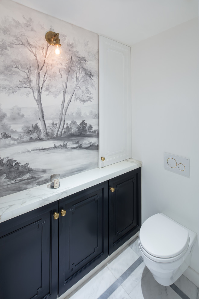 Idéer för ett mellanstort klassiskt vit en-suite badrum, med skåp i shakerstil, grå skåp, en dubbeldusch, en vägghängd toalettstol, stenhäll, vita väggar, marmorgolv, ett undermonterad handfat, bänkskiva i kvarts, vitt golv och dusch med gångjärnsdörr