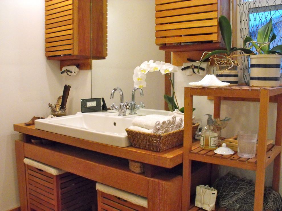 Foto di una stanza da bagno stile rurale con lavabo a bacinella e top in legno
