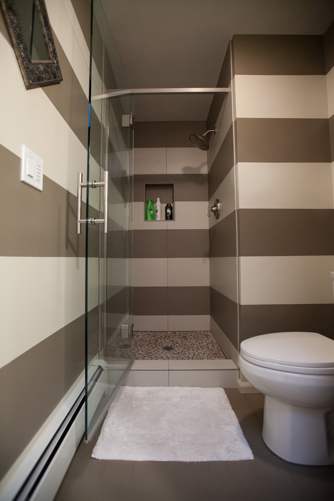 Idéer för ett litet eklektiskt grå badrum med dusch, med ett fristående handfat, släta luckor, skåp i mörkt trä, granitbänkskiva, en dusch i en alkov, en toalettstol med separat cisternkåpa, flerfärgad kakel, keramikplattor, flerfärgade väggar, klinkergolv i keramik, grått golv och dusch med gångjärnsdörr