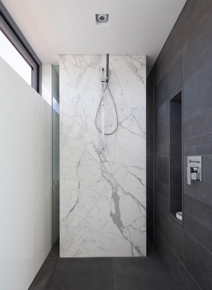 Idee per una stanza da bagno design con doccia aperta