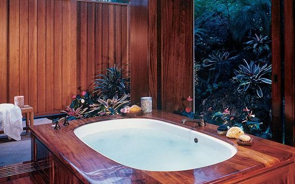 Inspiration for a traditional bathroom in Hawaii.