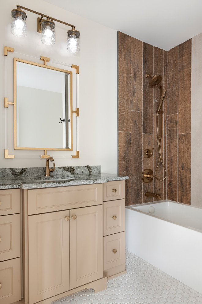 Klassisk inredning av ett badrum med dusch, med luckor med infälld panel, beige skåp, en dusch/badkar-kombination, vita väggar, mosaikgolv, marmorbänkskiva, vitt golv och ett badkar i en alkov