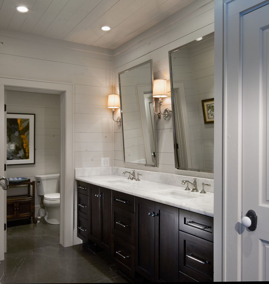 Idéer för att renovera ett mellanstort vintage vit vitt en-suite badrum, med luckor med infälld panel, bruna skåp, en hörndusch, en toalettstol med hel cisternkåpa, vita väggar, mellanmörkt trägolv, ett undermonterad handfat, granitbänkskiva, brunt golv och dusch med gångjärnsdörr