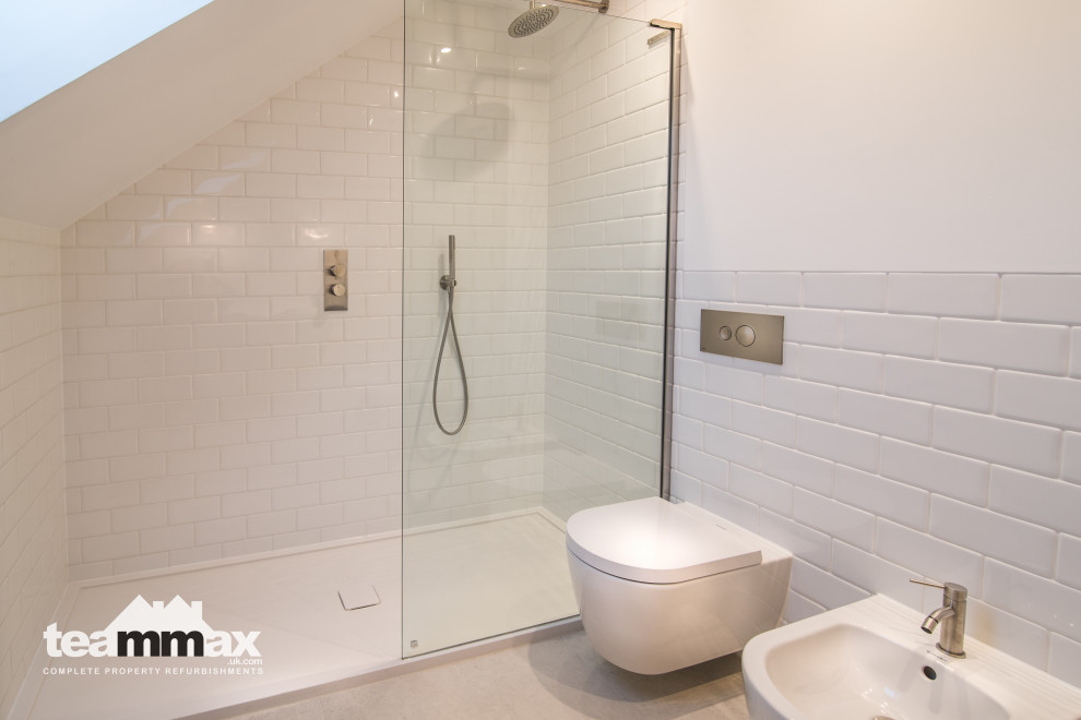 На фото: большая ванная комната в современном стиле с открытым душем, инсталляцией, керамогранитной плиткой, полом из керамогранита, душевой кабиной и открытым душем с