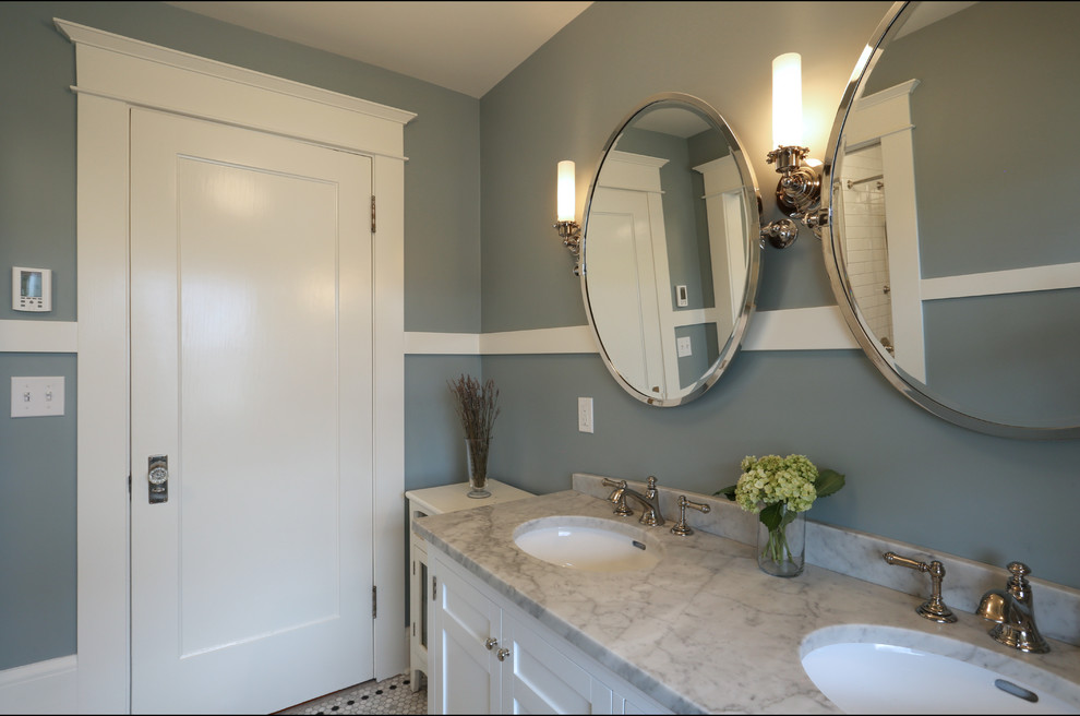 Пример оригинального дизайна: главная ванная комната среднего размера в классическом стиле с белыми фасадами, синими стенами, врезной раковиной, фасадами в стиле шейкер, серой плиткой, керамической плиткой, полом из мозаичной плитки и мраморной столешницей