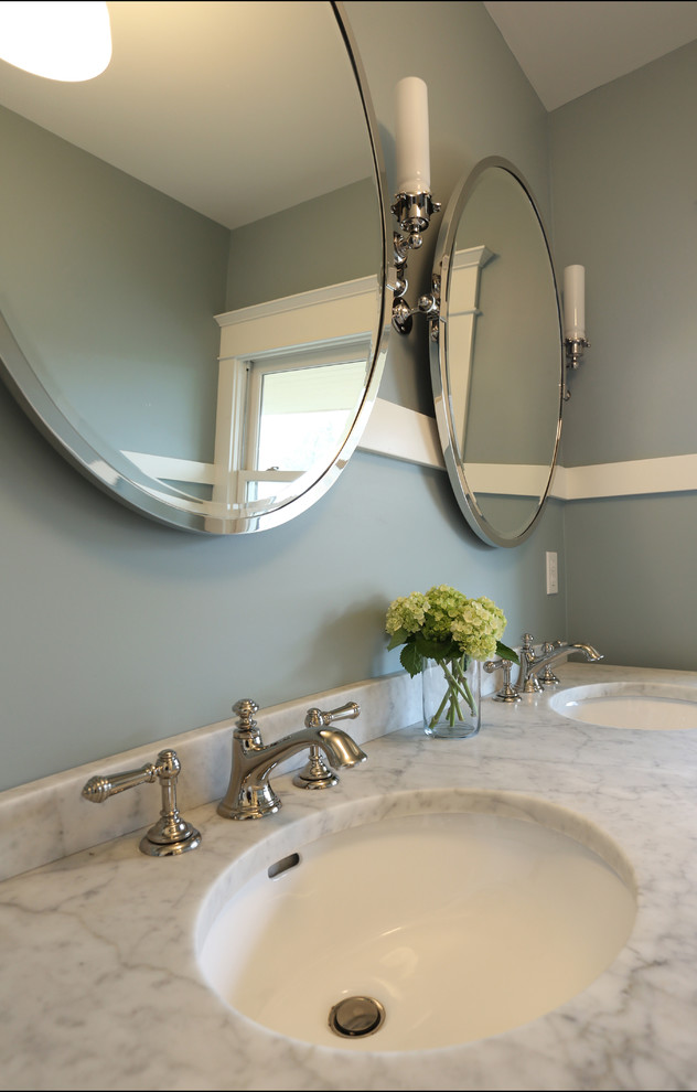Mittelgroßes Klassisches Badezimmer En Suite mit Metrofliesen, blauer Wandfarbe, weißen Schränken, grauen Fliesen, Mosaik-Bodenfliesen und Marmor-Waschbecken/Waschtisch in Portland