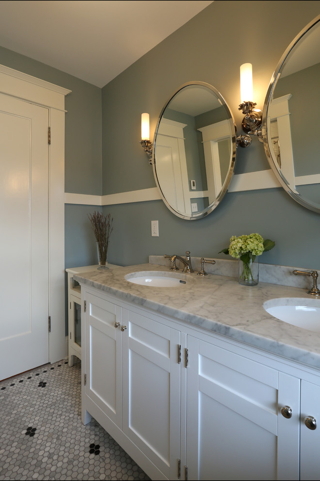 Foto di una stanza da bagno padronale chic di medie dimensioni con ante bianche, pareti blu, lavabo sottopiano, ante in stile shaker, piastrelle grigie, piastrelle a mosaico, pavimento con piastrelle a mosaico e top in marmo