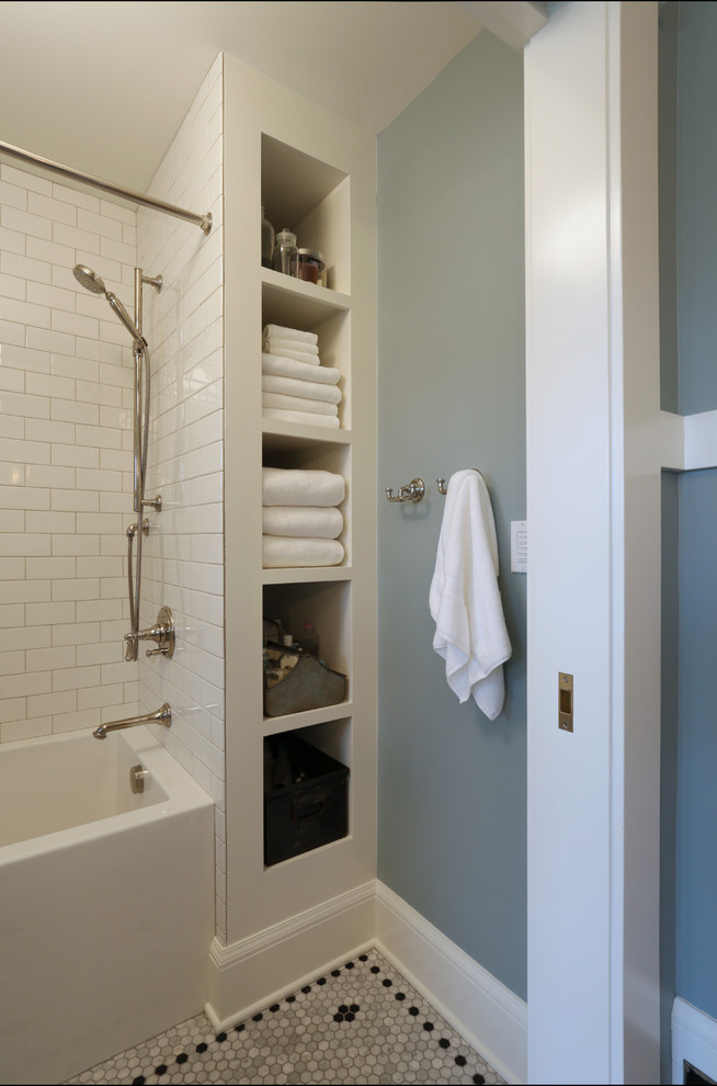 Пример оригинального дизайна: главная ванная комната среднего размера в классическом стиле с плиткой кабанчик, синими стенами, фасадами в стиле шейкер, белыми фасадами, ванной в нише, душем над ванной, белой плиткой и полом из мозаичной плитки