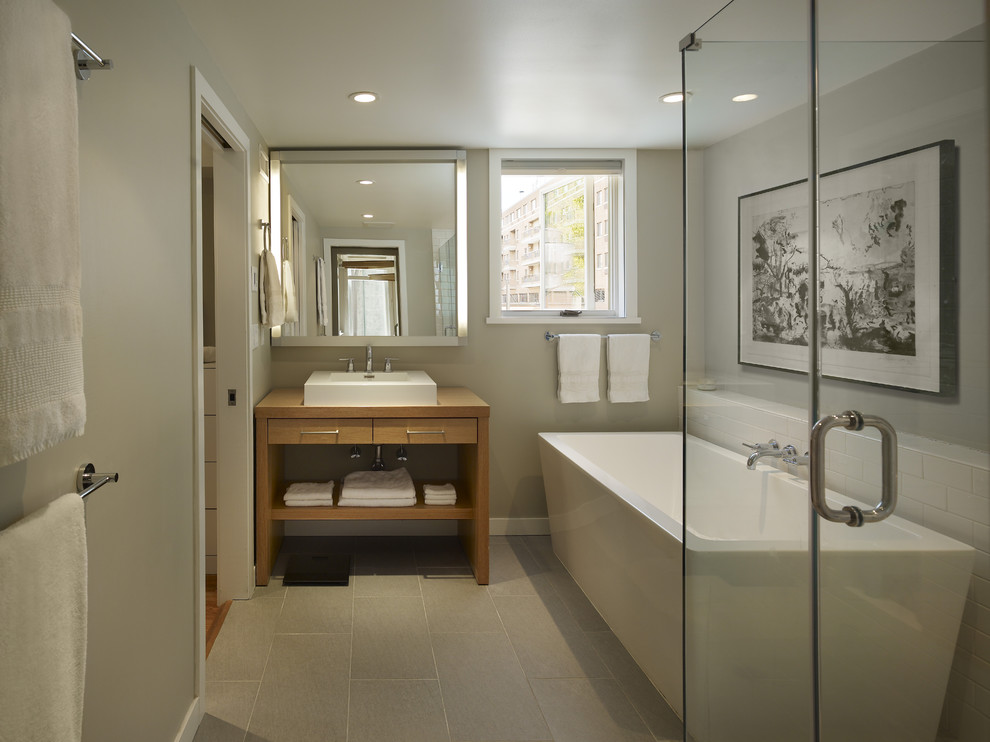 Foto de cuarto de baño actual con baldosas y/o azulejos de cemento y lavabo sobreencimera
