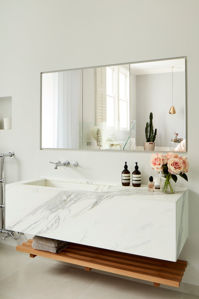 Ispirazione per una stanza da bagno minimal con vasca freestanding, doccia aperta e top in marmo