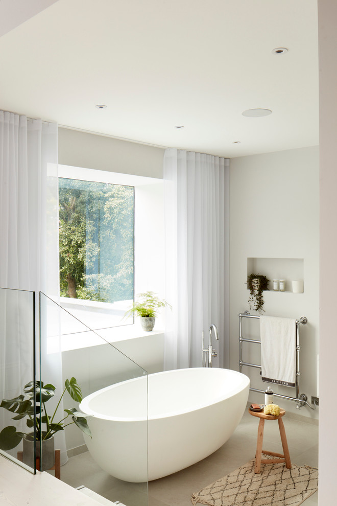 Свежая идея для дизайна: ванная комната в современном стиле с отдельно стоящей ванной и открытым душем - отличное фото интерьера