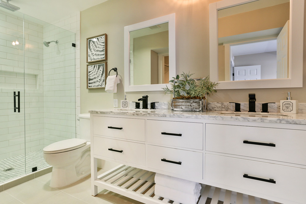 Idéer för ett mellanstort lantligt badrum, med en dusch i en alkov, en toalettstol med separat cisternkåpa, beige väggar, klinkergolv i keramik, ett undermonterad handfat, möbel-liknande, vita skåp och granitbänkskiva