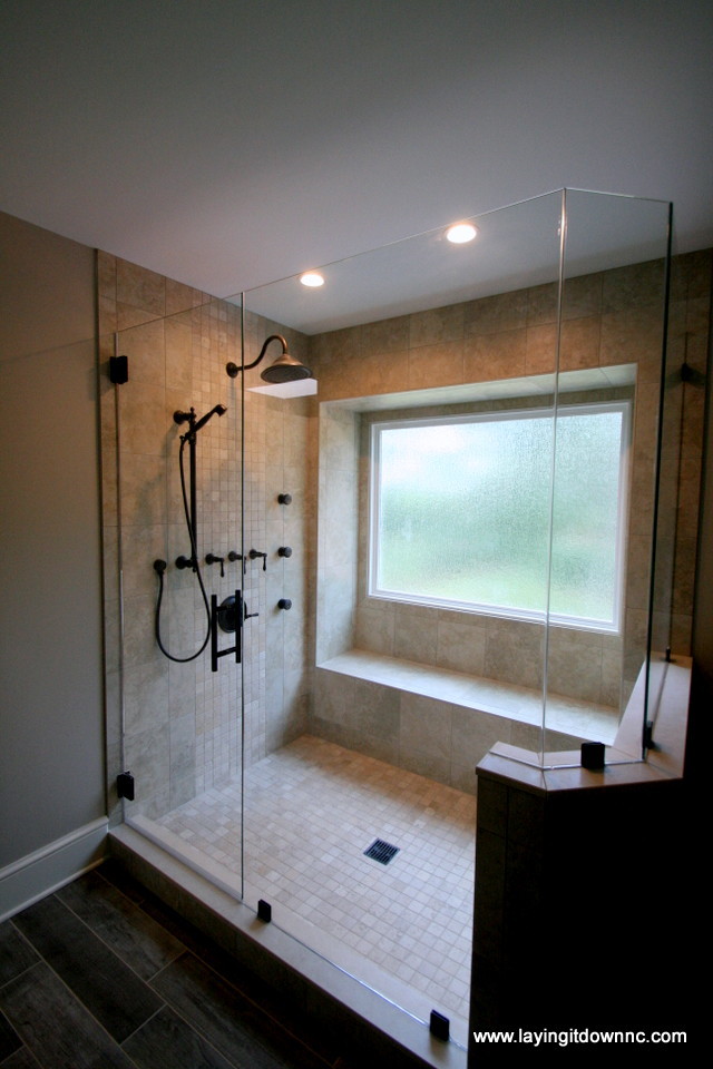 Idée de décoration pour une salle de bain principale tradition avec un mur beige, un sol en carrelage de céramique et un lavabo encastré.