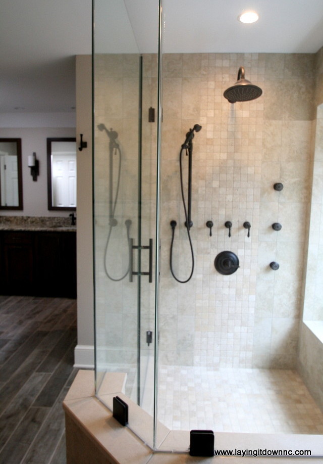 На фото: главная ванная комната в стиле неоклассика (современная классика) с бежевыми стенами, полом из керамической плитки и врезной раковиной