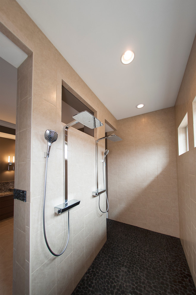 Свежая идея для дизайна: огромная главная ванная комната в стиле модернизм с душем без бортиков, белой плиткой, керамической плиткой и полом из галечной плитки - отличное фото интерьера