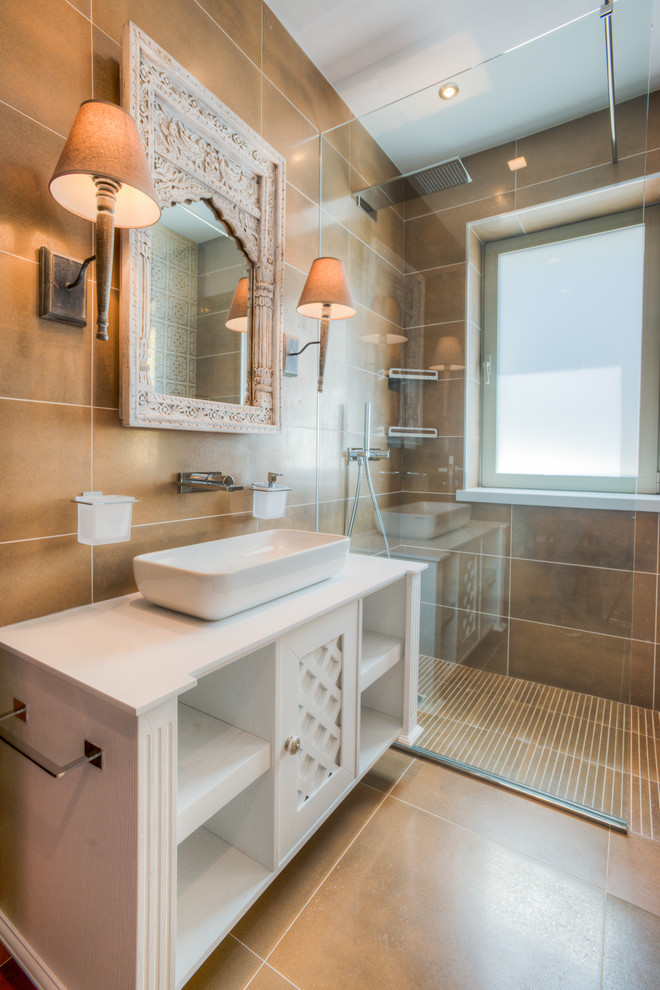 Immagine di una stanza da bagno mediterranea con lavabo a bacinella, nessun'anta e doccia a filo pavimento
