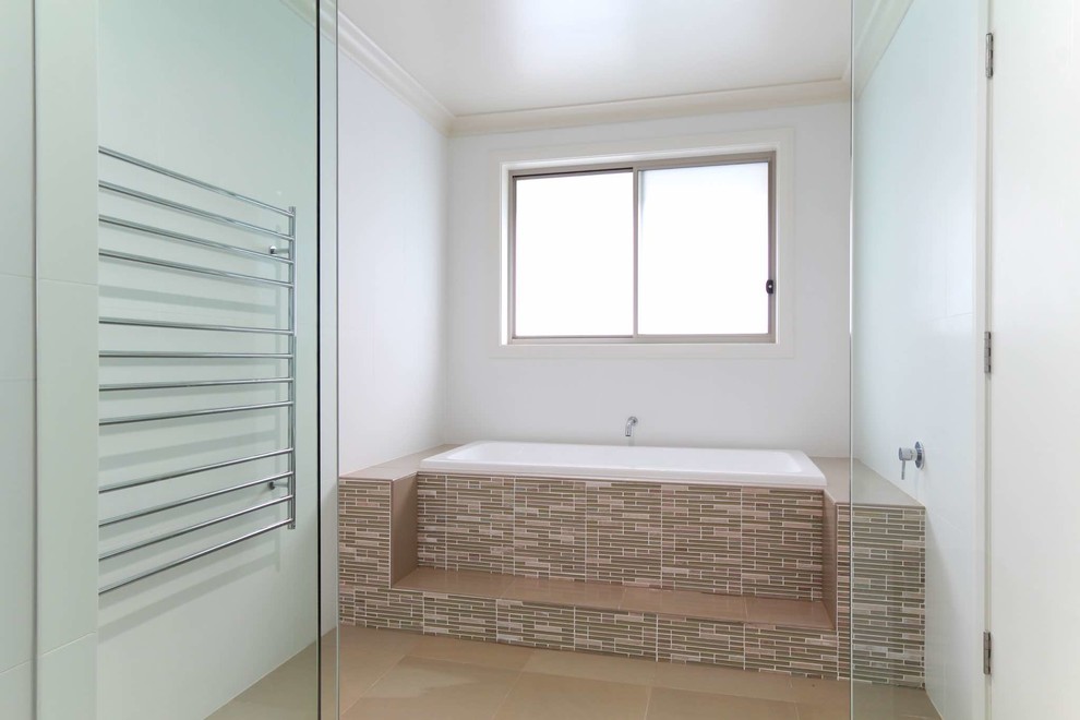 Immagine di una grande stanza da bagno con doccia minimal con vasca ad alcova, doccia doppia, piastrelle multicolore, piastrelle in gres porcellanato, pareti bianche e pavimento in gres porcellanato