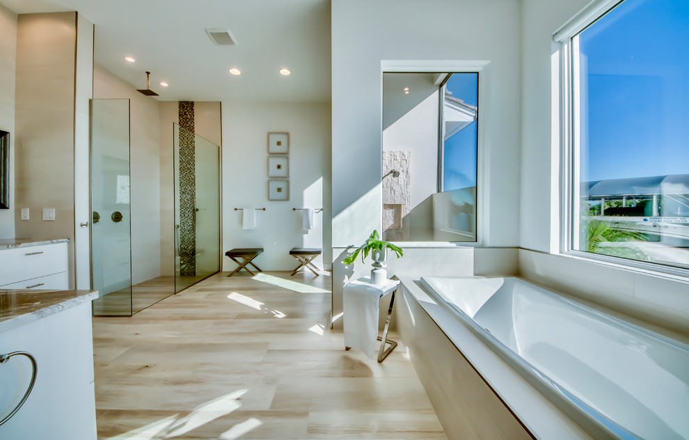 Foto på ett stort funkis en-suite badrum, med släta luckor, vita skåp, ett platsbyggt badkar, en hörndusch, brun kakel, mosaik, grå väggar, klinkergolv i porslin, beiget golv och dusch med gångjärnsdörr