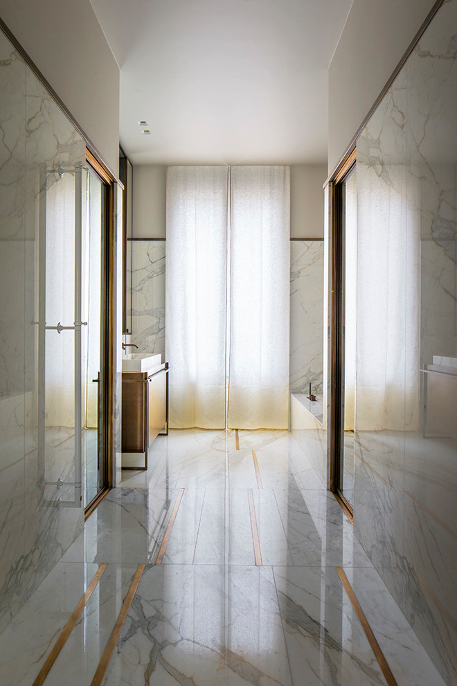 Réalisation d'une salle de bain principale design de taille moyenne avec des portes de placard beiges, une baignoire d'angle, un carrelage gris, des carreaux de céramique, un mur gris, carreaux de ciment au sol et un sol gris.