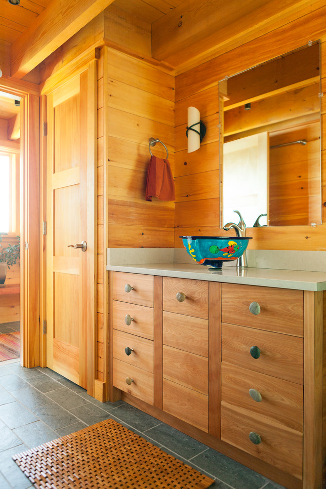 Kleines Rustikales Badezimmer En Suite mit hellen Holzschränken, Aufsatzwaschbecken, grauem Boden und Schieferboden in Portland Maine