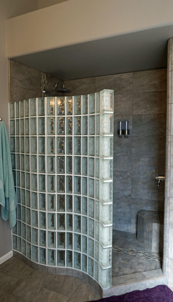 Foto på ett mycket stort funkis en-suite badrum, med ett fristående handfat, luckor med upphöjd panel, skåp i ljust trä, ett fristående badkar, en kantlös dusch, beige kakel, porslinskakel och klinkergolv i porslin