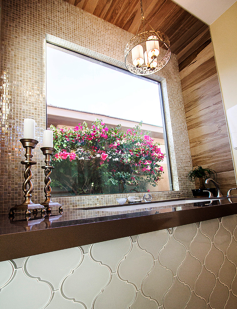 Idéer för stora vintage en-suite badrum, med ett undermonterat badkar, skåp i shakerstil, grön kakel och mosaik
