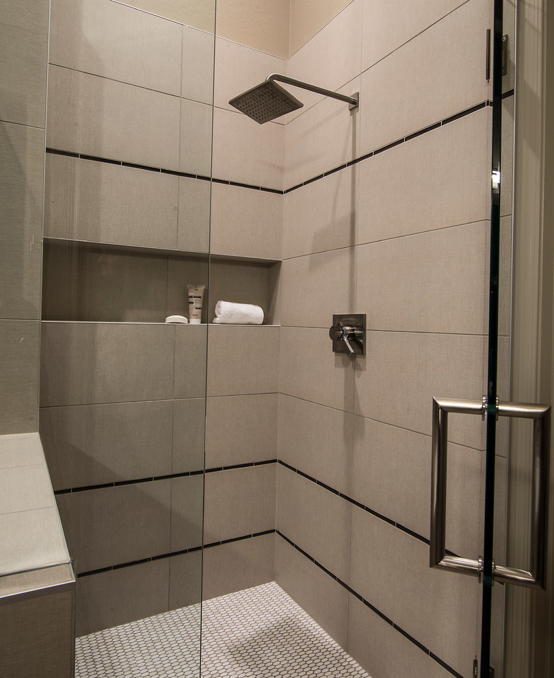 Inspiration pour une grande salle de bain principale design avec un placard à porte plane, des portes de placard marrons, une baignoire indépendante, une douche d'angle, un carrelage beige, des carreaux de porcelaine, un mur beige, parquet foncé, un lavabo encastré, un plan de toilette en quartz, un sol marron, une cabine de douche à porte battante et un plan de toilette blanc.