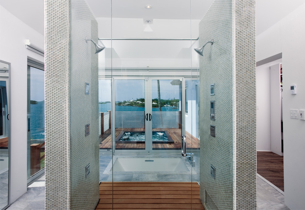 Bild på ett funkis badrum, med en dubbeldusch, grå kakel och vita väggar