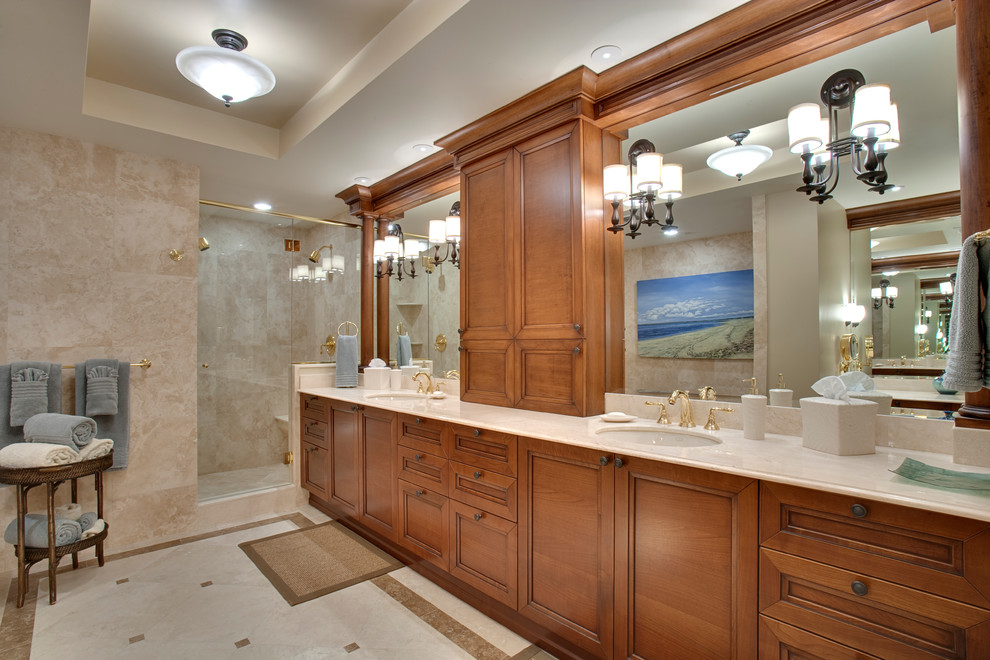 Foto på ett tropiskt en-suite badrum, med luckor med infälld panel, skåp i mellenmörkt trä, en hörndusch, beige kakel, beige väggar och ett undermonterad handfat