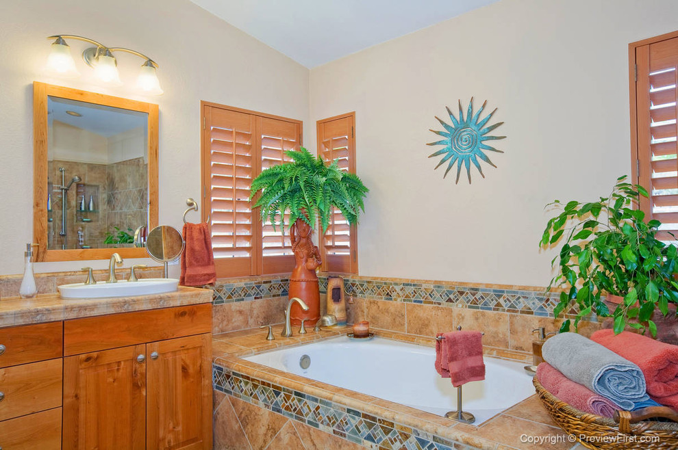 サンディエゴにあるトロピカルスタイルのおしゃれな浴室の写真