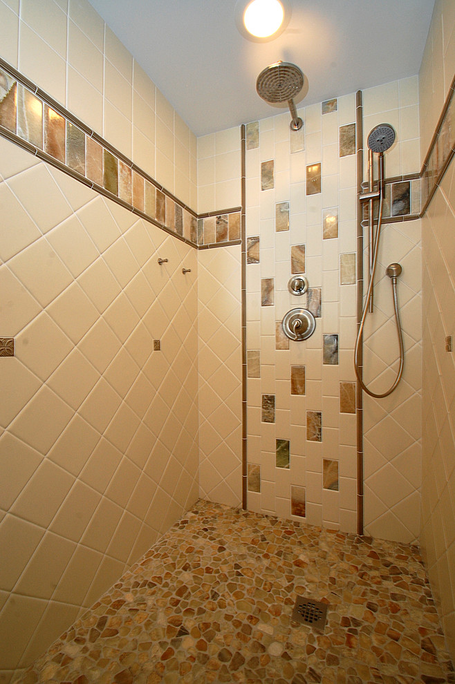 This is an example of a world-inspired bathroom in Orlando.