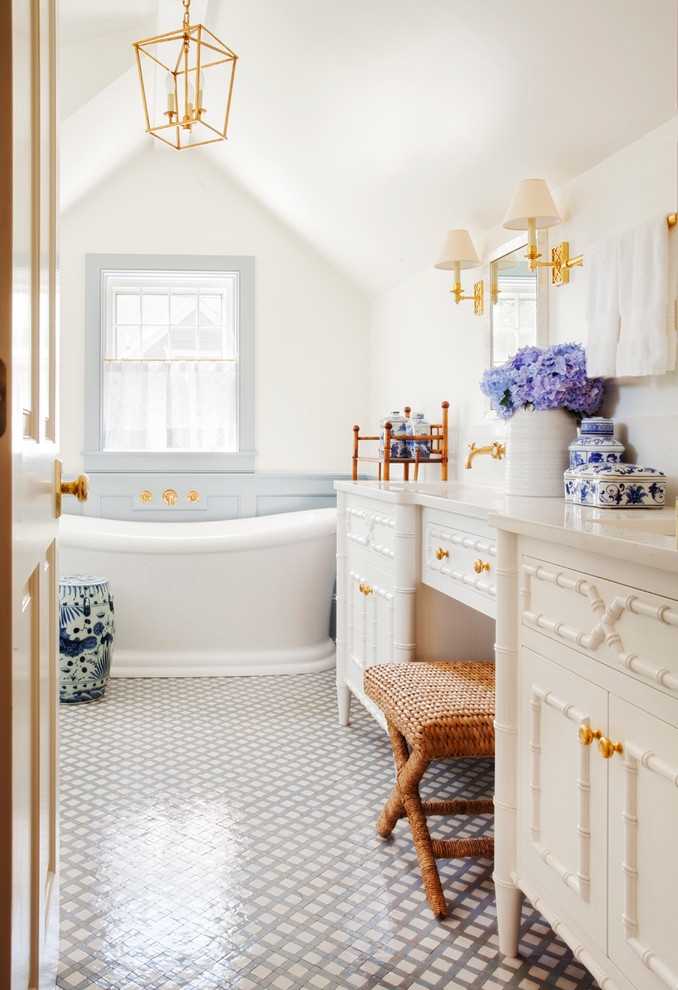 Стильный дизайн: главная ванная комната в морском стиле с фасадами с выступающей филенкой, белыми фасадами, отдельно стоящей ванной и белыми стенами - последний тренд