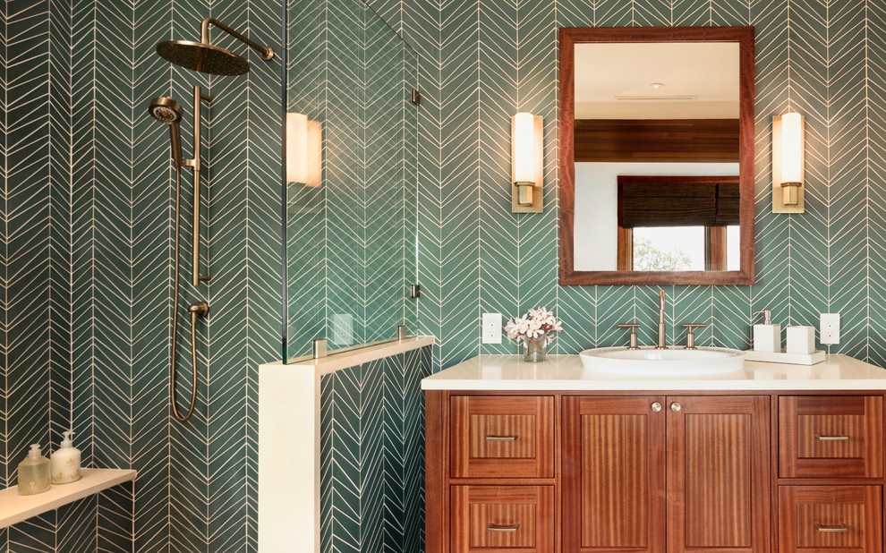 Réalisation d'une salle de bain ethnique en bois brun avec un placard à porte shaker, une douche d'angle, un carrelage vert, un mur vert, un lavabo posé et un plan de toilette beige.