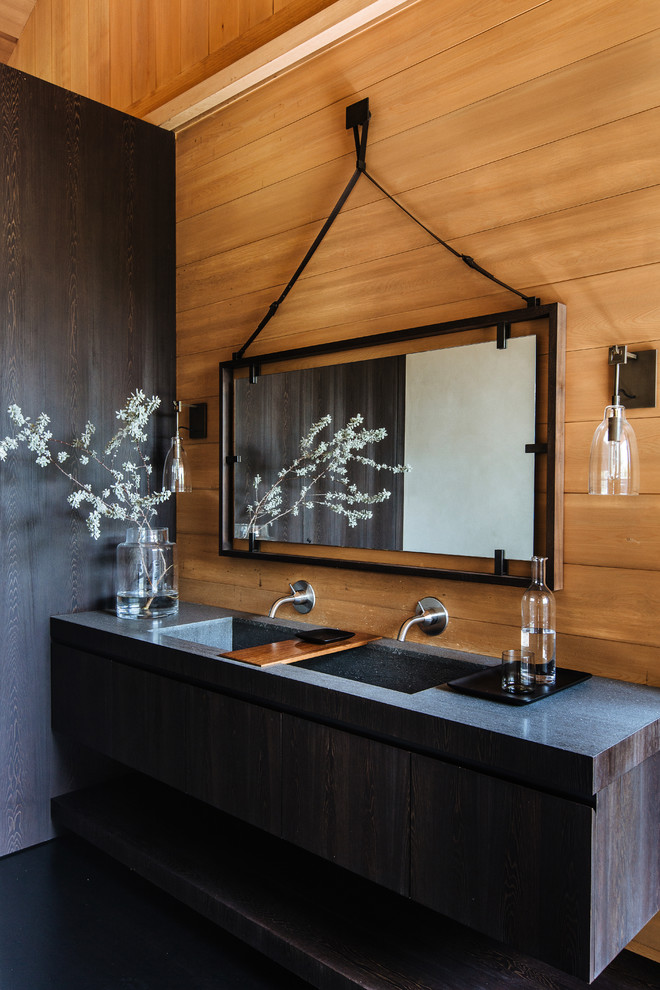 Immagine di una stanza da bagno tropicale con lavabo integrato
