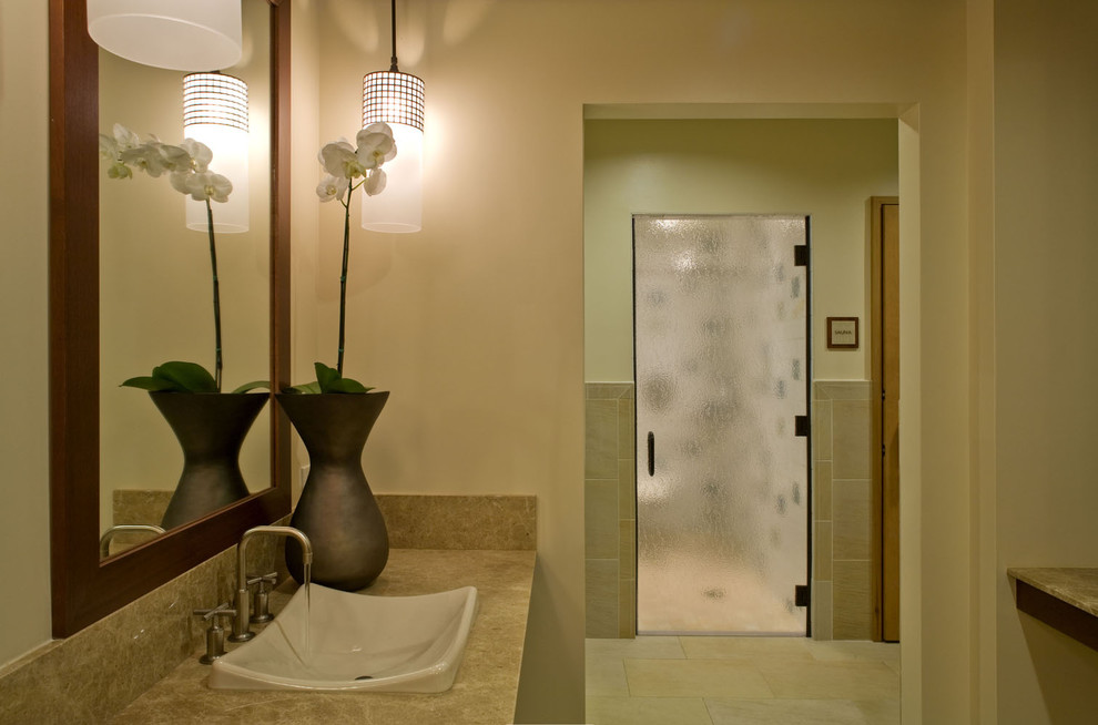 Cette image montre une salle de bain ethnique avec un plan de toilette en marbre et un lavabo posé.