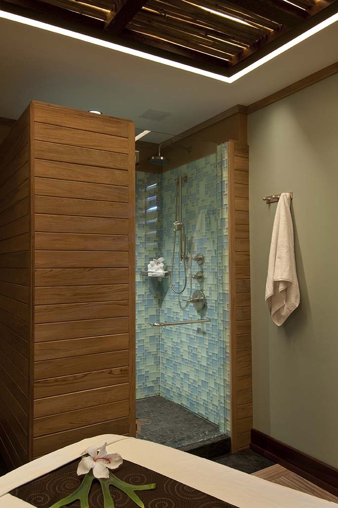 Стильный дизайн: ванная комната в морском стиле с стеклянной плиткой - последний тренд