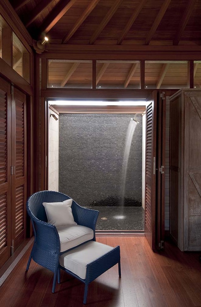 Foto di una stanza da bagno tropicale con doccia aperta