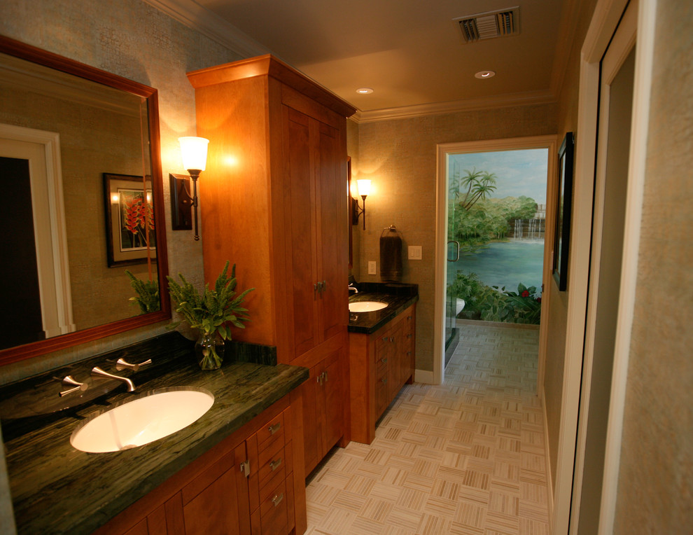 ロサンゼルスにあるトロピカルスタイルのおしゃれな浴室の写真