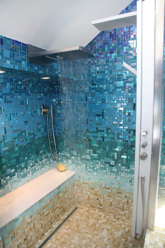 Пример оригинального дизайна: большая главная ванная комната в морском стиле с плоскими фасадами, черными фасадами, накладной ванной, открытым душем, унитазом-моноблоком, синей плиткой, стеклянной плиткой, синими стенами, полом из керамической плитки, раковиной с пьедесталом, столешницей из искусственного камня, бежевым полом и открытым душем