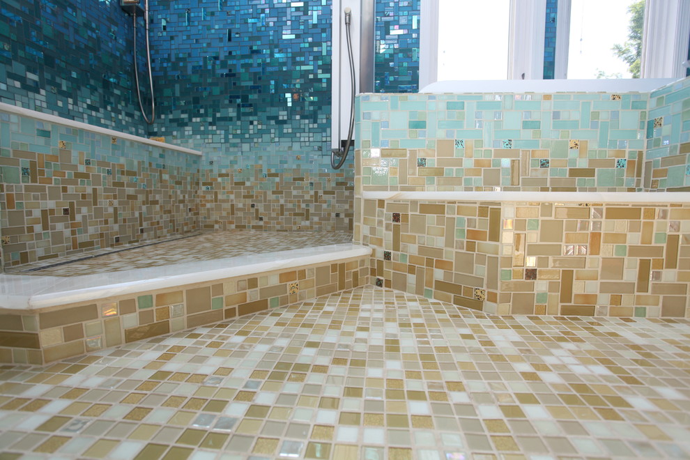 Идея дизайна: большая главная ванная комната в морском стиле с плоскими фасадами, черными фасадами, накладной ванной, открытым душем, унитазом-моноблоком, синей плиткой, стеклянной плиткой, синими стенами, полом из керамической плитки, раковиной с пьедесталом, столешницей из искусственного камня, бежевым полом и открытым душем