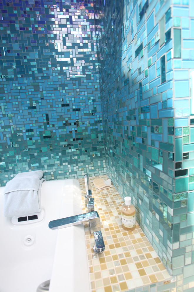 Idéer för ett stort exotiskt en-suite badrum, med släta luckor, svarta skåp, ett platsbyggt badkar, en öppen dusch, en toalettstol med hel cisternkåpa, blå kakel, glaskakel, blå väggar, klinkergolv i keramik, ett piedestal handfat, bänkskiva i akrylsten, beiget golv och med dusch som är öppen