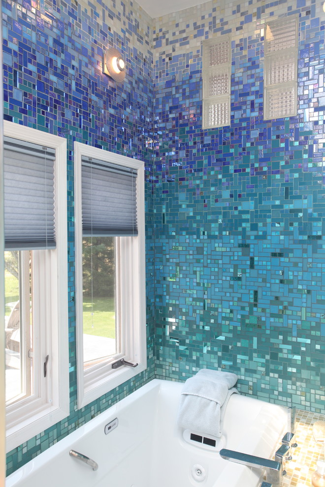 Свежая идея для дизайна: большая главная ванная комната в морском стиле с плоскими фасадами, черными фасадами, накладной ванной, синей плиткой, стеклянной плиткой, синими стенами, раковиной с пьедесталом, столешницей из искусственного камня, унитазом-моноблоком, полом из керамической плитки, бежевым полом, открытым душем и открытым душем - отличное фото интерьера