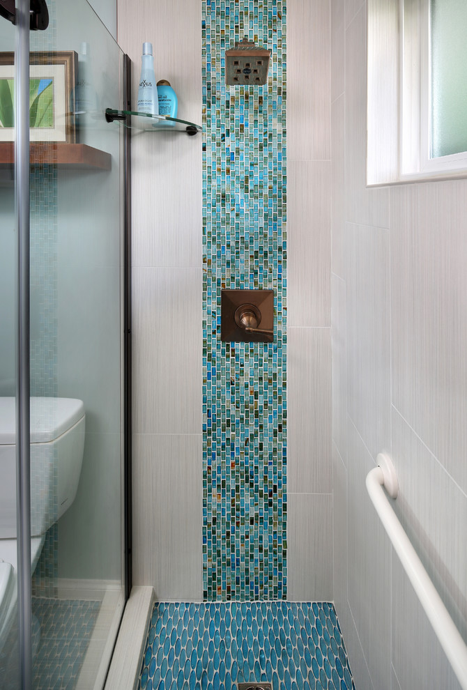 Inspiration för små exotiska badrum, med ett undermonterad handfat, en dusch i en alkov, blå kakel, mosaik och mosaikgolv