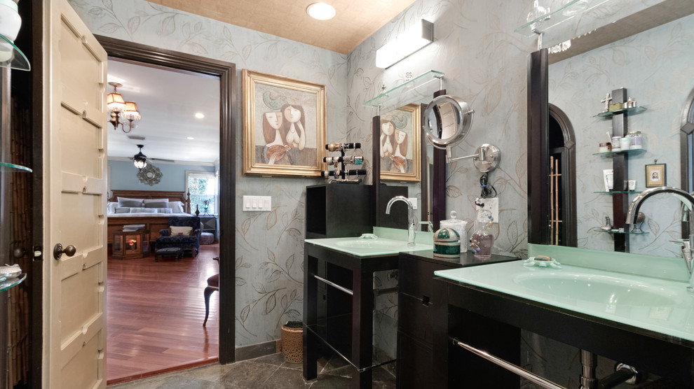 На фото: большая главная ванная комната в стиле неоклассика (современная классика) с фасадами островного типа, черными фасадами, открытым душем, унитазом-моноблоком, разноцветной плиткой, каменной плиткой, разноцветными стенами, полом из травертина, врезной раковиной, стеклянной столешницей, разноцветным полом, душем с распашными дверями и зеленой столешницей