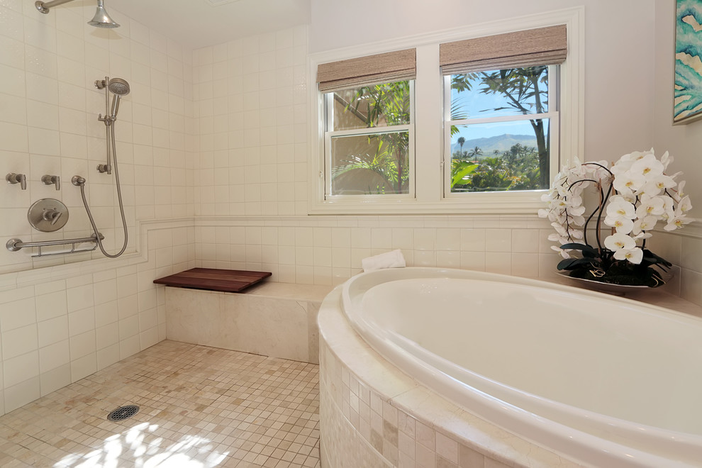 Идея дизайна: большая главная ванная комната в морском стиле с ванной в нише