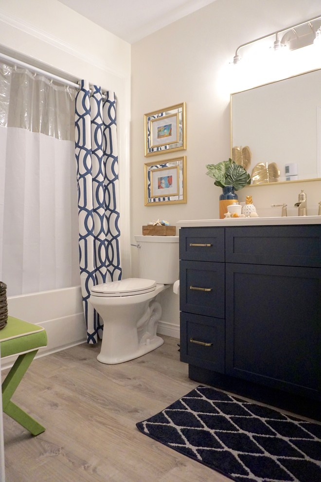 Réalisation d'une petite salle de bain marine avec des portes de placard bleues, WC séparés, un mur blanc, un sol en vinyl, un lavabo posé, un plan de toilette en quartz modifié et un sol gris.