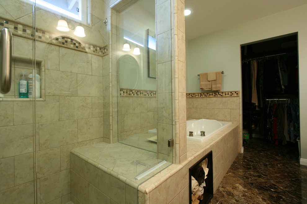 Inspiration för stora klassiska en-suite badrum, med ett platsbyggt badkar, porslinskakel och marmorgolv